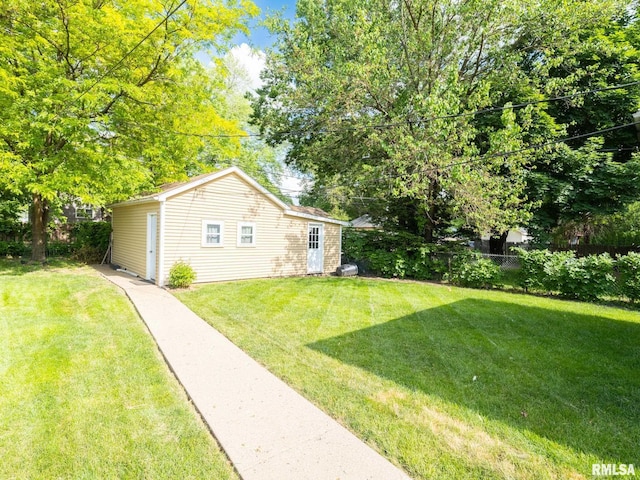 1218 N Sheridan Rd, Peoria, IL 61606 - view of yard featuring an outbuilding