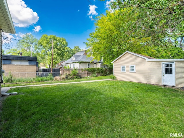 1218 N Sheridan Rd, Peoria, IL 61606 - view of yard featuring an outdoor structure