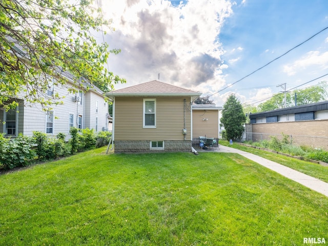 1218 N Sheridan Rd, Peoria, IL 61606 - back of property featuring a patio and a yard