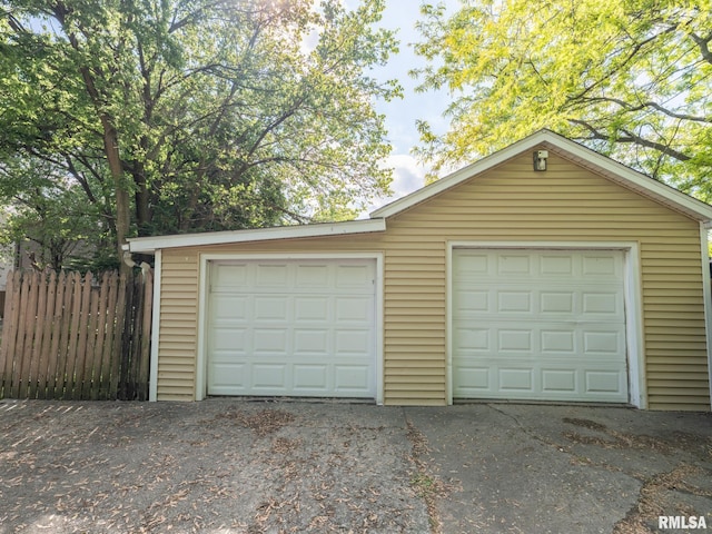 1218 N Sheridan Rd, Peoria, IL 61606 - detached garage featuring fence