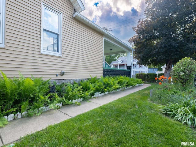 1218 N Sheridan Rd, Peoria, IL 61606 - view of green lawn
