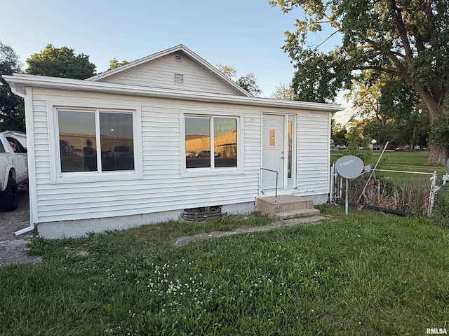 528 Cass St, East Peoria, IL 61611 - bungalow-style home featuring a front lawn