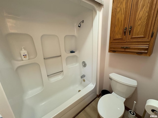 2704 N Dechman Ave, Peoria, IL 61603 - bathroom featuring toilet, baseboards, washtub / shower combination, and wood finished floors