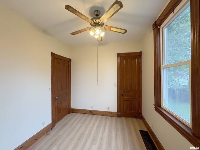 2704 N Dechman Ave, Peoria, IL 61603 - unfurnished room with light wood-type flooring, baseboards, and a ceiling fan