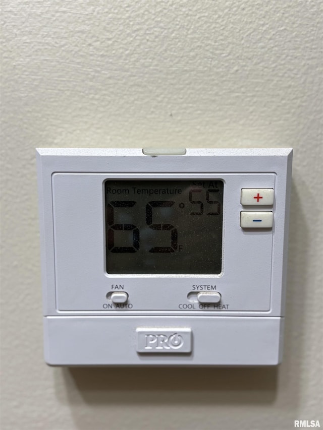 2704 N Dechman Ave, Peoria, IL 61603 - detailed view of a textured wall