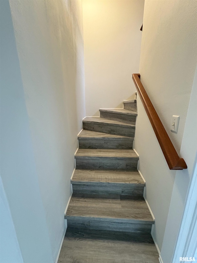 2704 N Dechman Ave, Peoria, IL 61603 - stairs featuring wood finished floors and baseboards