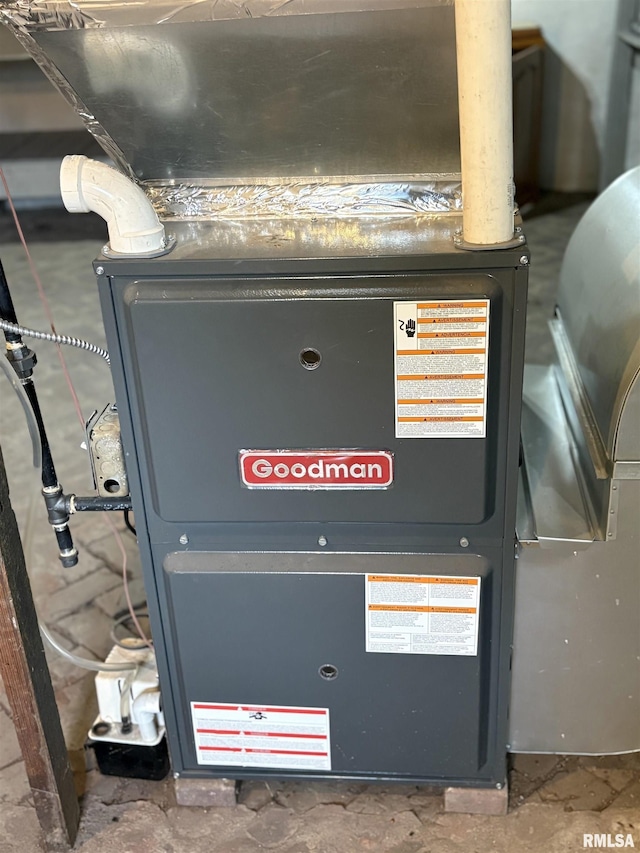 2704 N Dechman Ave, Peoria, IL 61603 - utilities featuring heating unit