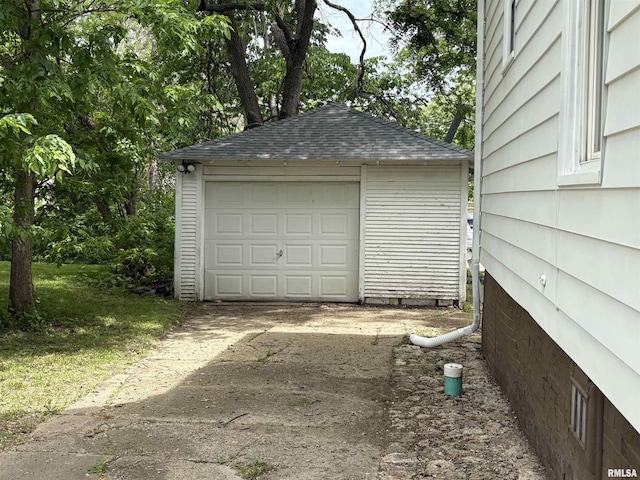 2704 N Dechman Ave, Peoria, IL 61603 - detached garage featuring concrete driveway