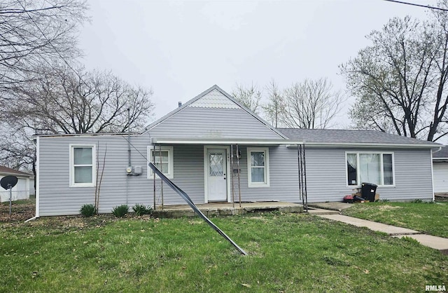 640 Grant Pl, Canton, IL 61520 - view of front of house featuring covered porch and a front lawn