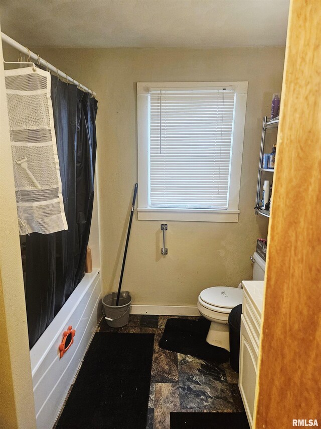 640 Grant Pl, Canton, IL 61520 - bathroom featuring toilet, baseboards, vanity, and shower / tub combo with curtain