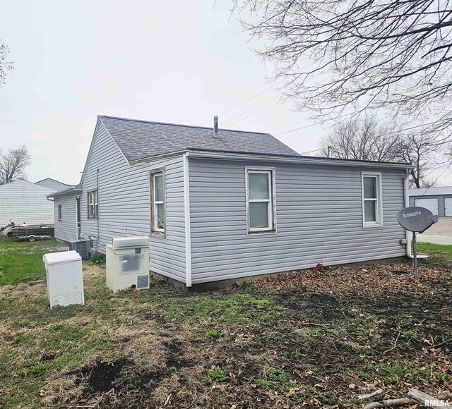 640 Grant Pl, Canton, IL 61520 - view of property exterior with roof with shingles