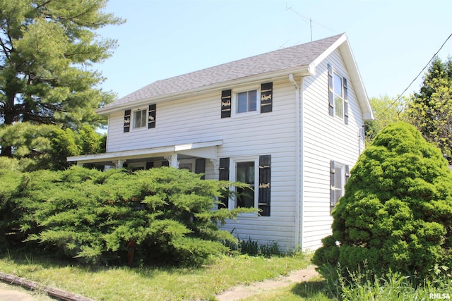 153 S Apple St, Farmington, IL 61531 - view of front of property featuring roof with shingles