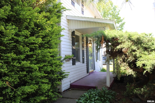 153 S Apple St, Farmington, IL 61531 - view of home's exterior with a porch