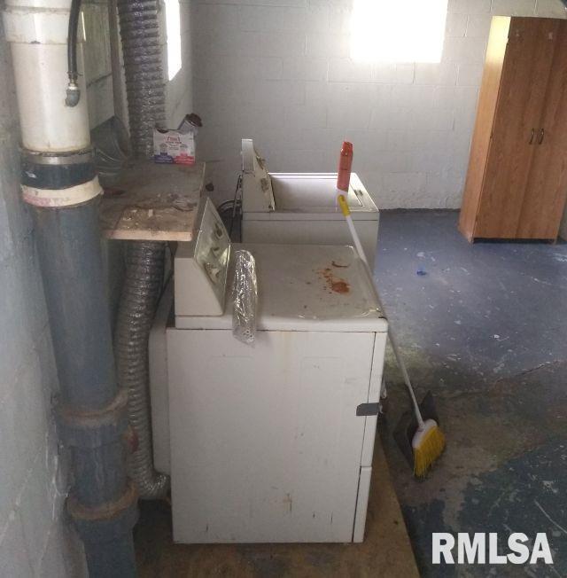 129 Pierson St, East Peoria, IL 61611 - laundry room featuring washing machine and dryer and concrete block wall