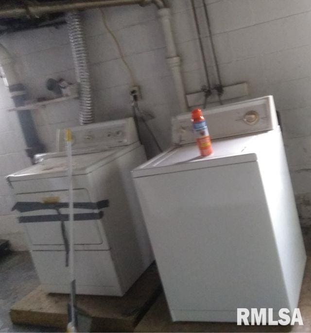129 Pierson St, East Peoria, IL 61611 - laundry area featuring independent washer and dryer