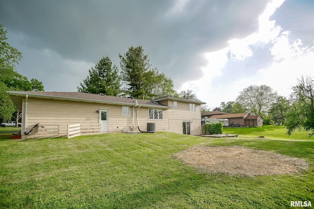1529 W Richmar Rd, Peoria, IL 61615 - back of house with a lawn and central AC unit