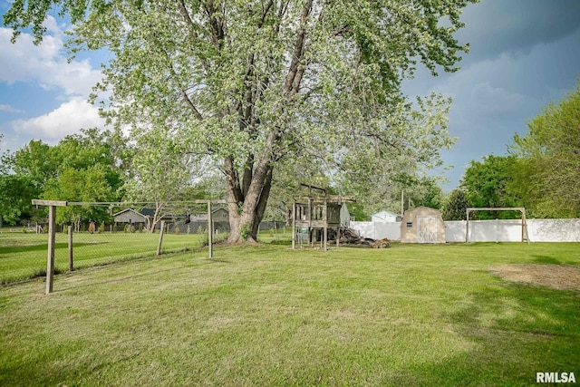 1529 W Richmar Rd, Peoria, IL 61615 - view of yard with view of wooded area