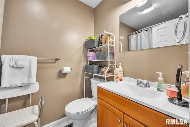 full bathroom with toilet, vanity, baseboards, and a shower with curtain