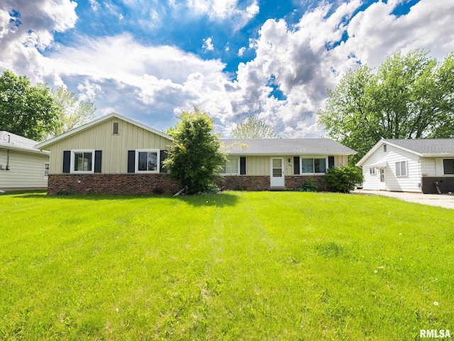 3509 S Dorothy Ct, Bartonville, IL 61607 - ranch-style house with board and batten siding, brick siding, and a front yard
