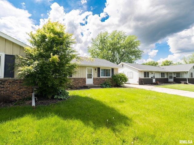 3509 S Dorothy Ct, Bartonville, IL 61607 - single story home with board and batten siding, brick siding, and a front lawn