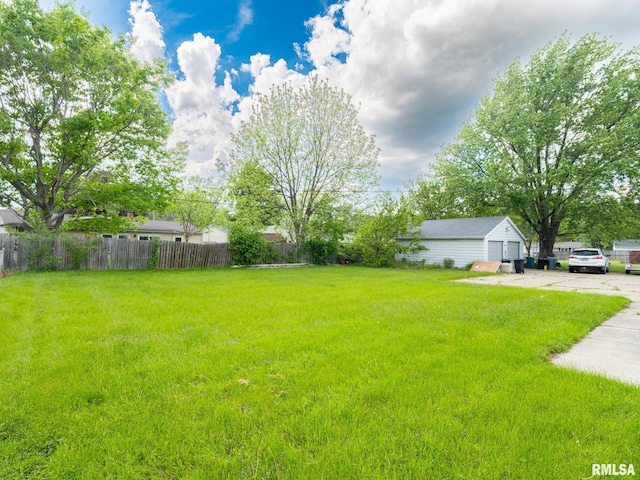 3509 S Dorothy Ct, Bartonville, IL 61607 - view of yard featuring concrete driveway