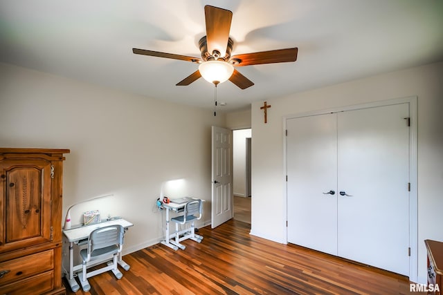 bedroom featuring wood finished floors, ceiling fan, baseboards, and a closet