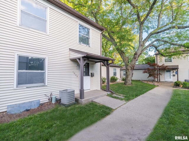 1020 Florence Ave, Pekin, IL 61554 - view of front of property with a front yard