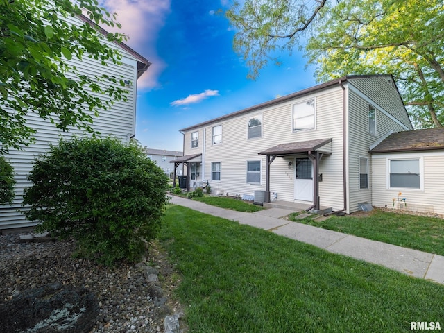 1020 Florence Ave, Pekin, IL 61554 - view of front of house with a front lawn