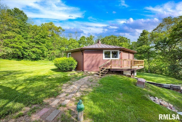 view of outdoor structure featuring dirt driveway