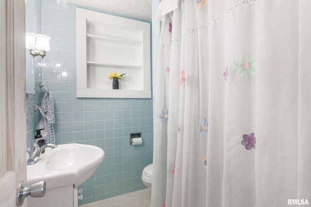 113 W Essex St, Glasford, IL 61533 - bathroom featuring tile walls, toilet, and curtained shower