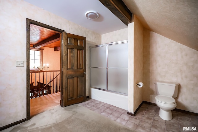 full bath with toilet, shower / bath combination with glass door, tile patterned flooring, a chandelier, and baseboards