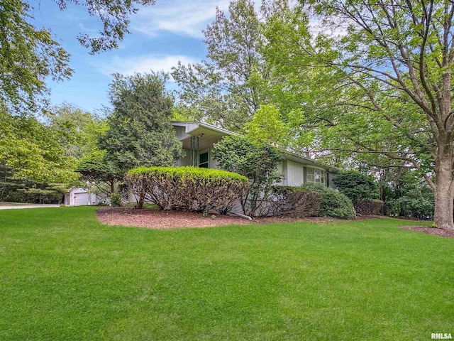 6006 N Big Hollow Rd, Peoria, IL 61615 - view of green lawn with a garage
