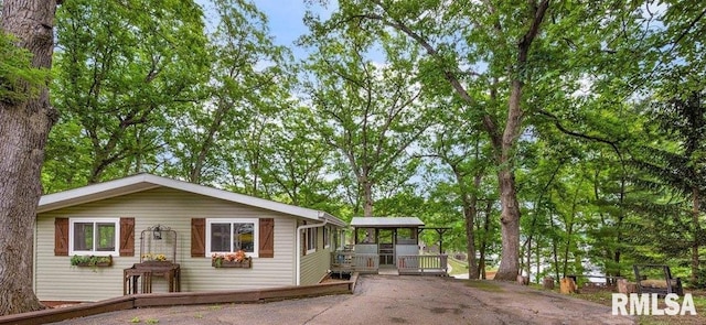242 Greenleaf Ct, Dahinda, IL 61428 - view of front of house featuring a wooden deck and asphalt driveway
