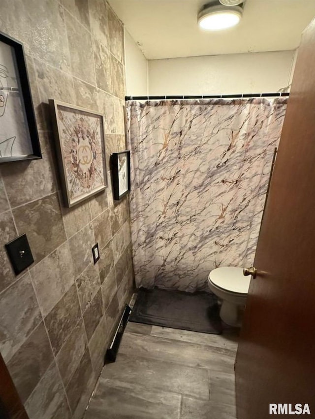405 Washington St, Pekin, IL 61554 - full bath with toilet, a shower with shower curtain, and wood finished floors
