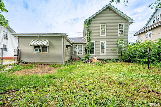 128 W Spruce St, Canton, IL 61520 - back of property featuring a lawn