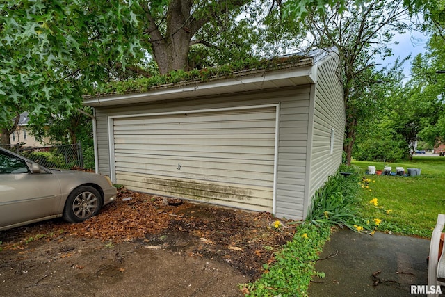 128 W Spruce St, Canton, IL 61520 - detached garage with driveway