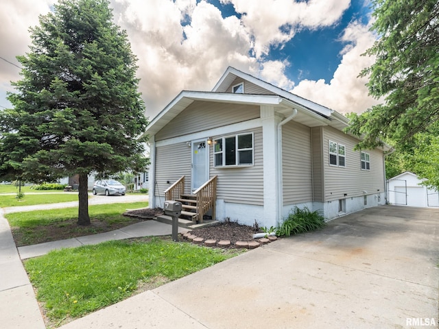 2205 N N St, Peoria, IL 61604 - bungalow-style home with an outdoor structure, entry steps, a front yard, and a detached garage