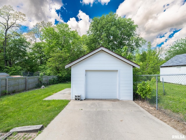 2205 N N St, Peoria, IL 61604 - detached garage with driveway