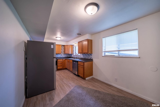2706 W Millbrook Ct, Peoria, IL 61615 - kitchen with stainless steel appliances, baseboards, dark countertops, and light wood finished floors