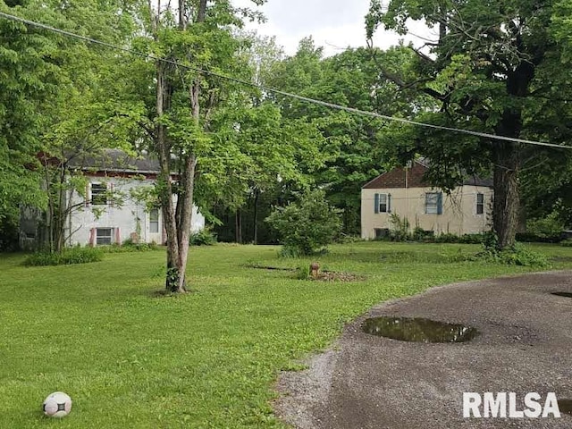 3304 E Washington St, East Peoria, IL 61611 - view of grassy yard