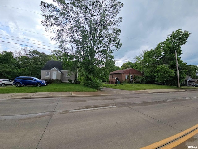 3304 E Washington St, East Peoria, IL 61611 - view of front of property featuring a front lawn
