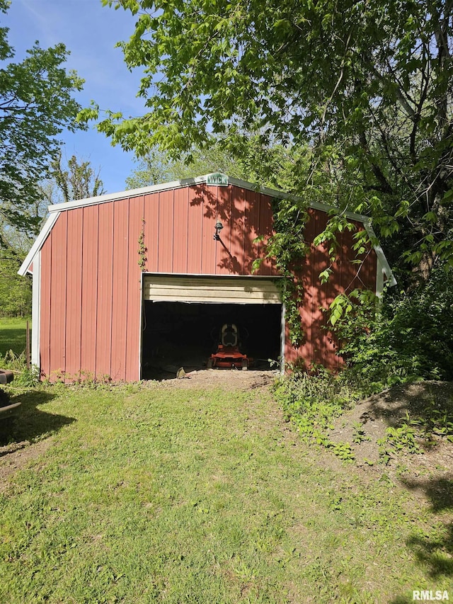 3304 E Washington St, East Peoria, IL 61611 - view of pole building with a yard