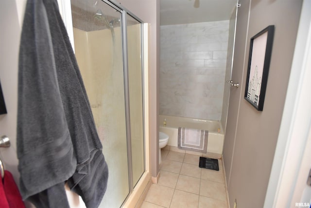 125 SW Jefferson Ave Unit W4S, Peoria, IL 61602 - bathroom with tile patterned floors, toilet, and bath / shower combo with glass door
