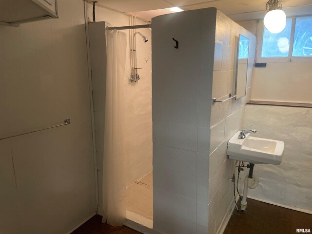 623 S Randolph St, Macomb, IL 61455 - full bathroom with a shower with curtain
