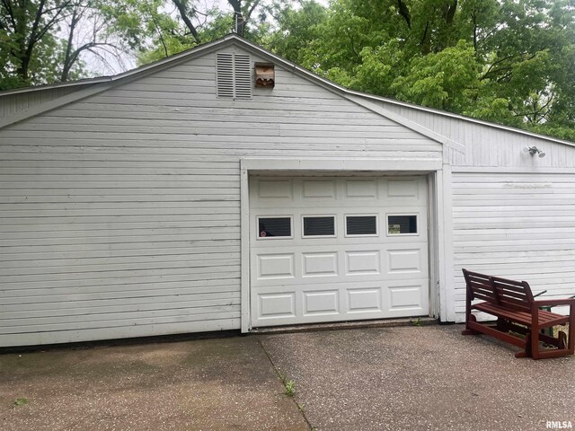623 S Randolph St, Macomb, IL 61455 - garage with driveway