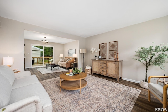 3348 W Lisa Ln, Peoria, IL 61615 - living area featuring wood finished floors and baseboards