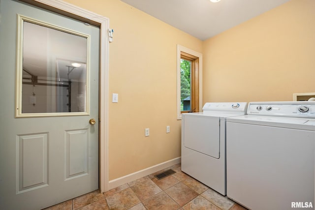 131 Lakeside Pl, Dahinda, IL 61428 - washroom with washer and clothes dryer and baseboards