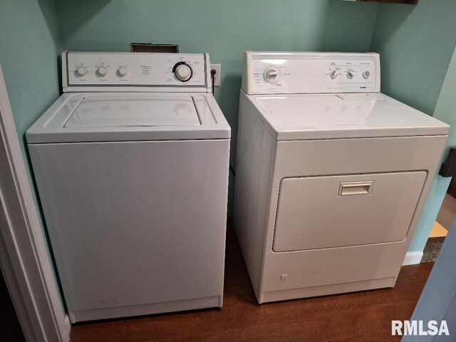 1907 Chicory Rd, Pekin, IL 61554 - laundry area featuring washing machine and dryer