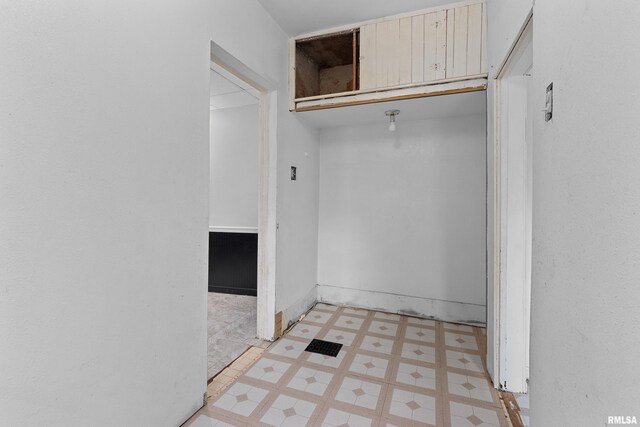 507 E Main St, Bryant, IL 61519 - mudroom featuring light floors