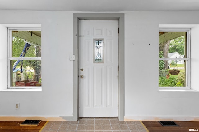 507 E Main St, Bryant, IL 61519 - foyer with baseboards